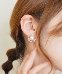 styiro/スタイロ styiro ニッケルフリー クリアフラワーパールピアス/508325515