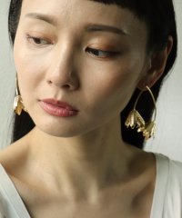 Three Four Time /スリーフォータイム Three Four Time メタルフラワーアシメピアス/508335868