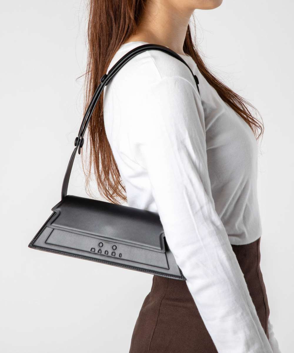 人気！【MARNI】レザー ショルダーバッグ Marni スタッズ レザーショルダーバッグ | ブラック | FARFETCH JP