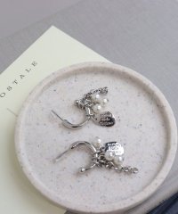 fredy emue/メッセージプレートチャームピアス/508346067