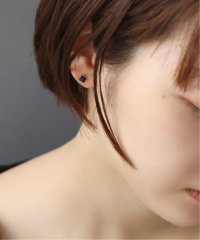 Lilas/オニキスピラミッドモチーフ4mmピアス K10（両耳）/508364452