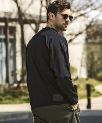 1PIU1UGUALE3 RELAX/ウノ ピゥ ウノ ウグァーレ トレ リラックス 1PIU1UGUALE3 RELAX レザーパッチ シルケット素材 ロングTシャツ 長袖Tシャツ/508395624
