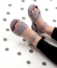 SOROTTO/ソロット SOROTTO 編込みストラップのソフトフェイクレザーサンダル (KIDS)/508403937