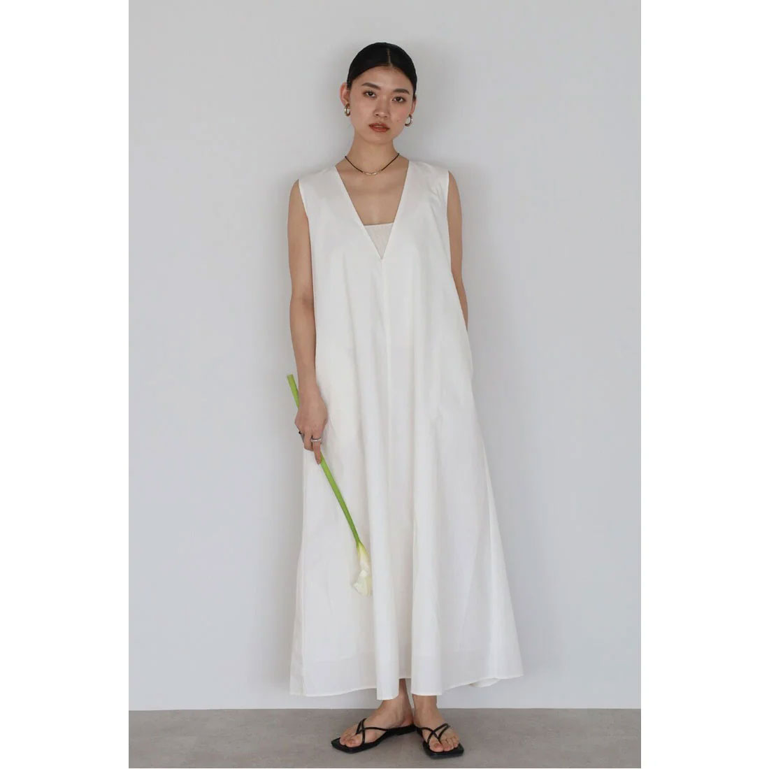 ボンジュールサガン BONJOUR SAGAN V neck volume flare one