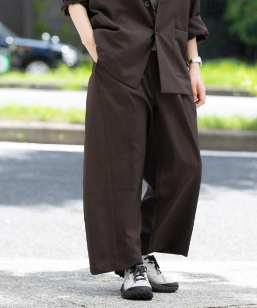 【TOTEME】ツイストシームパンツ エクリュ TOTEME ツイストシーム パンツ | ニュートラル | FARFETCH JP